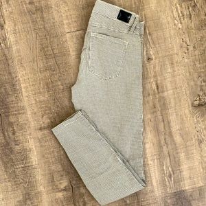 Guess Brittney Legging. Skinny jeans. Size 27